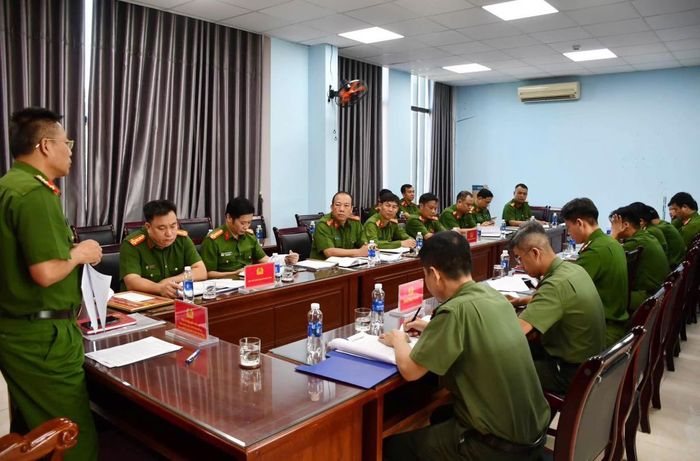 Đại tá Nguyễn Hà Lai phát biểu tại buổi làm việc.