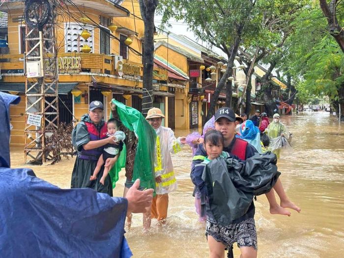 Đội CC và CNCH khu vực 8 phối hợp lực lượng địa phương sơ tán người dân, du khách tại Hội An ngày 28-10-2025.