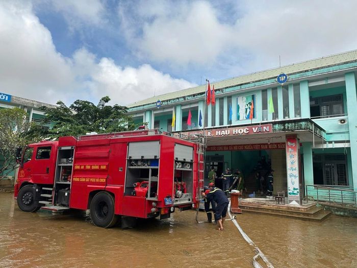 Hỗ trợ vệ sinh trường học sau mưa lũ.