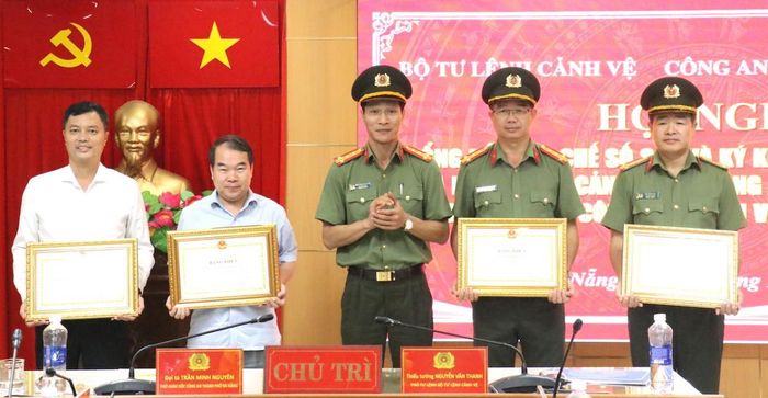 Thừa ủy quyền của Chủ tịch UBND TP Đà Nẵng, Đại tá Trần Minh Nguyên- Phó Giám đốc Công an TP trao Bằng khen cho 4 tập thể.