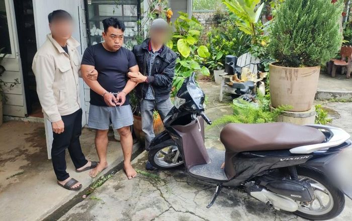 Đối tượng Trung bị bắt giữ cùng phương tiện gây án.