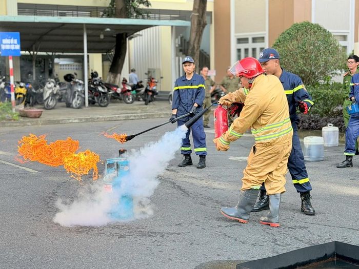 Hướng dẫn kỹ năng chữa cháy cho lực lượng dân phòng phường Thanh Khê.