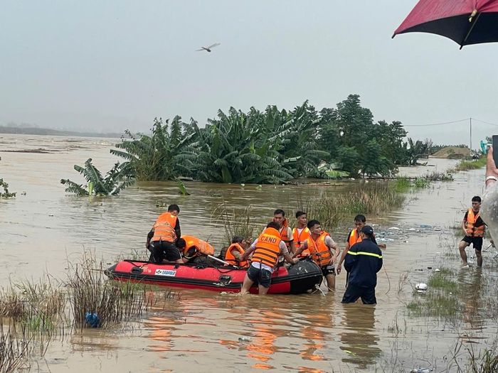 Lực lượng Cảnh sát phòng cháy, chữa cháy và cứu nạn, cứu hộ nhanh chóng phối hợp các biện pháp nghiệp vụ ứng phó, khắc phục hậu quả bão lũ