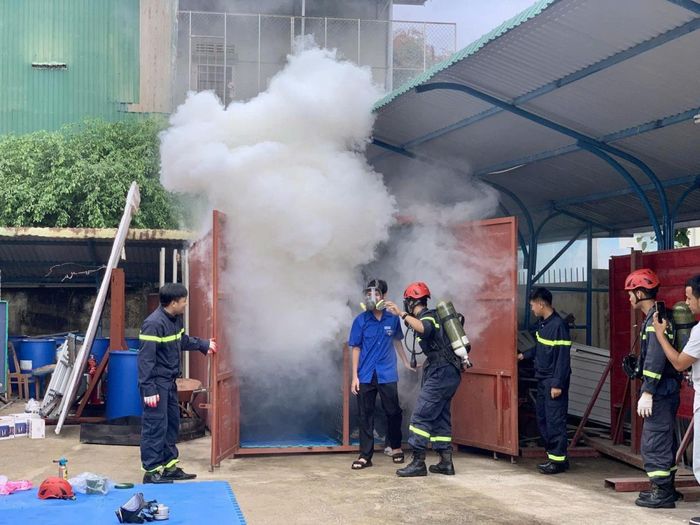 Người dân được trải nghiệm kỹ năng thoát nạn trong môi trường nhiều khói, khí độc