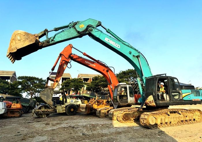 Nhiều máy móc, thiết bị và phương tiện ra quân thi công tại Lễ tái khởi động DAKĐTST Golden Hills.