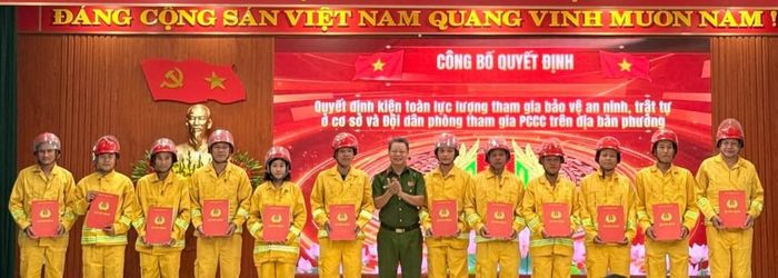 Lãnh đạo Công an phường Liên Chiểu trao quyết định thành lập và ra mắt Đội Dân phòng tham gia PCCC tại khu dân cư.