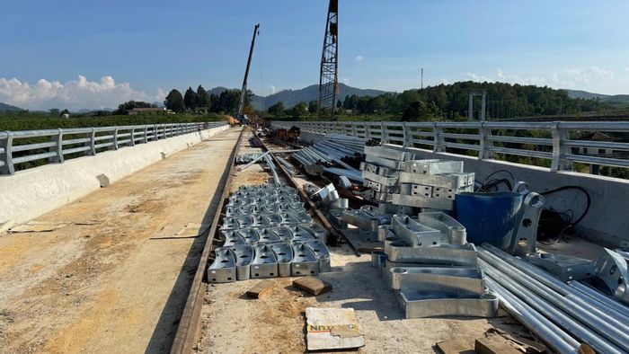 Công tác dọn dẹp, giải phóng bớt mặt bằng thi công ngổn ngang trên mặt cầu cũng sẽ được triển khai khẩn trương.