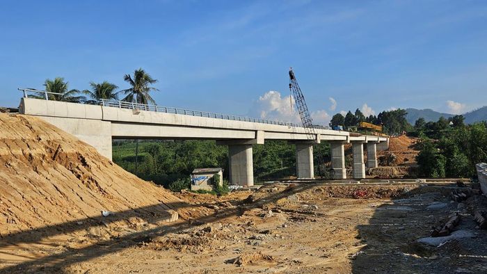 Kết cấu nhịp chính bằng bê tông cốt thép bắc qua sông Hữu Trạch đã được kết nối liền mạch.