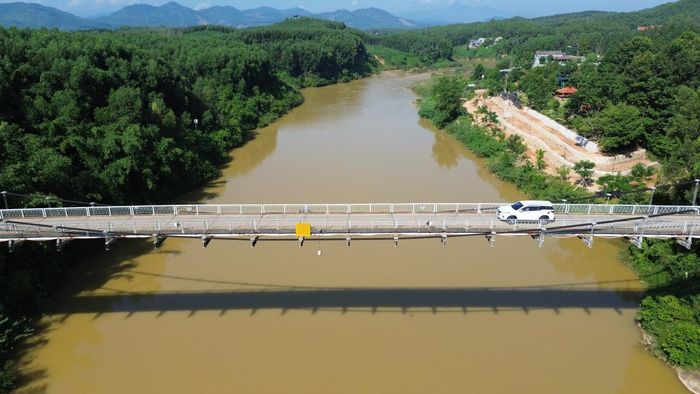 Cầu treo cũ đã xuống cấp nghiêm trọng.