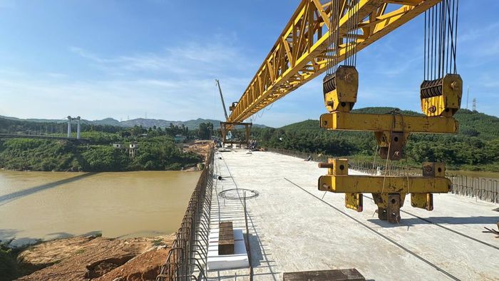 Toàn bộ hệ thống dàn lao dầm cầu này dự kiến sẽ được tiến hành thu hồi vào dịp cuối tuần này.