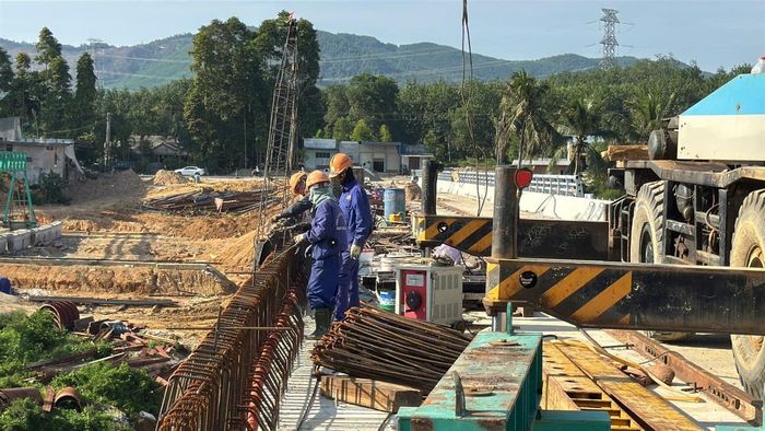 Các công nhân đang tập trung thi công phần cốt thép bờ bò lan can và hoàn thiện các hạng mục trên mặt cầu.