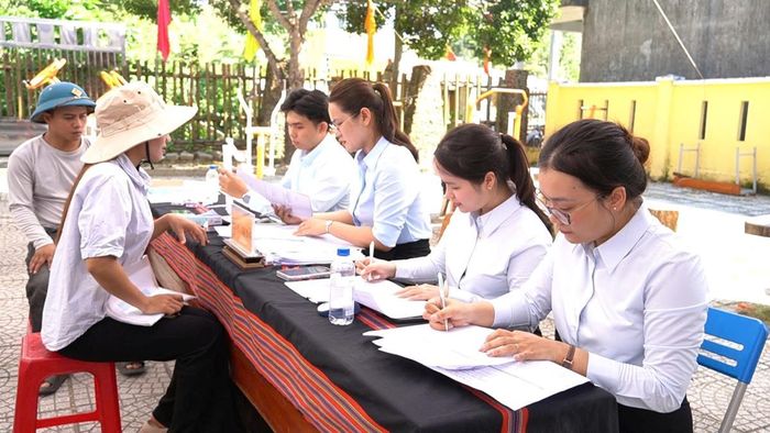 Cán bộ hướng dẫn người dân hoàn thiện hồ sơ cấp Giấy chứng nhận quyền sử dụng đất lần đầu.