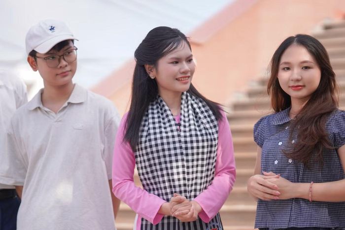 Thùy Dung (mặc áo bà ba) đồng hành cùng các bạn trẻ trong hành trình kết nối với văn hóa Cần Giuộc.