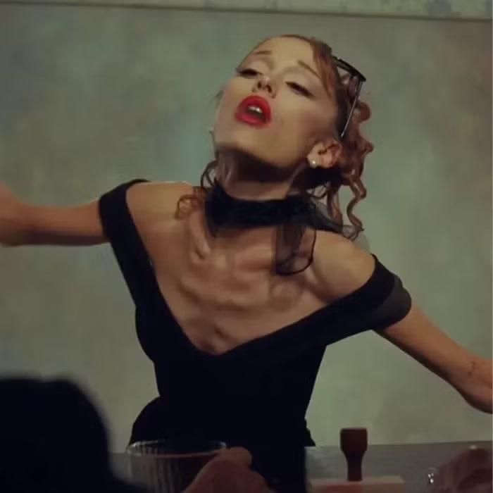 Một cảnh trong video âm nhạc "Petal" của Ariana Grande.