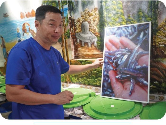  Ông Bùi Thanh Phú, chủ thương hiệu nước mắm Hương Làng Cổ - người trẻ đang gìn giữ, nâng tầm thương hiệu nước mắm truyền thống làng chài Nam Ô, TP Đà Nẵng. Ảnh: NGỌC OAI 