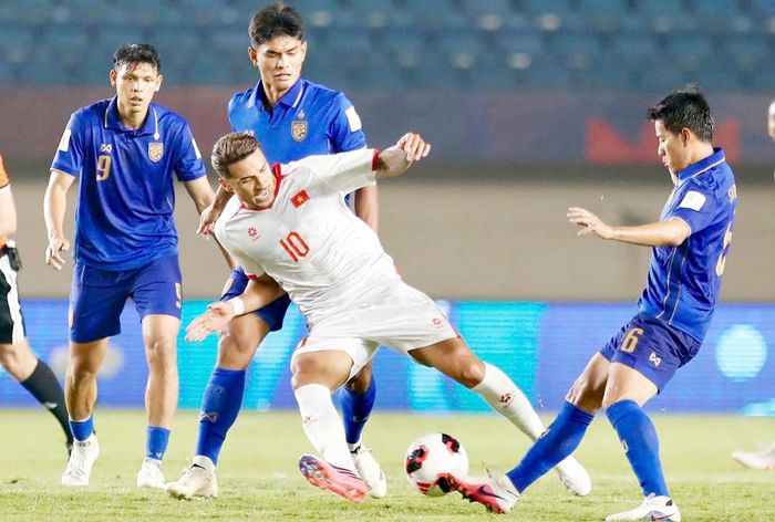 Hoàng Hên vất vả trước số đông hàng thủ Thái Lan. Ảnh: ANH KHOA