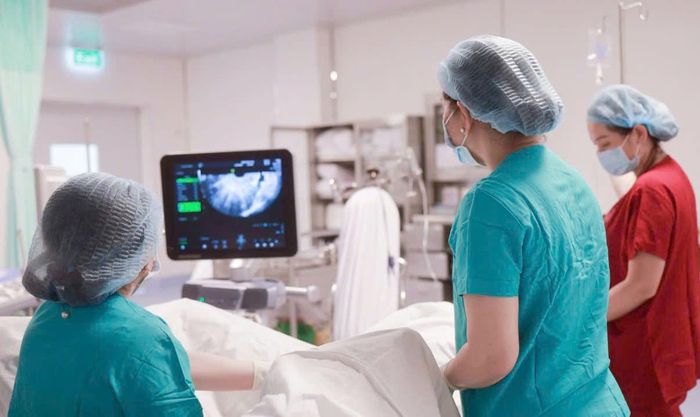 Bác sĩ Bệnh viện Từ Dũ (TPHCM) siêu âm cho thai phụ. Ảnh: THÀNH AN