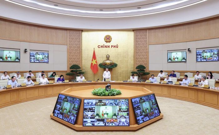  Thủ tướng Lê Minh Hưng chủ trì và phát biểu tại phiên họp Chính phủ thường kỳ, sáng 3-10. Ảnh: VIẾT CHUNG 