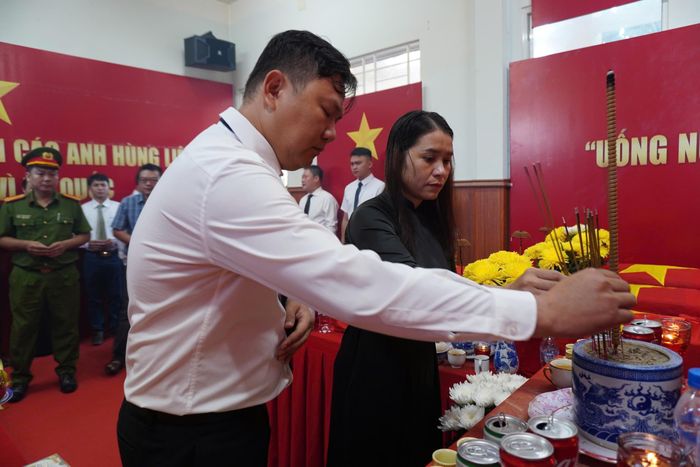 Cán bộ xã Đặng Thùy Trâm dâng hương trước khi tiễn đưa các Anh hùng liệt sĩ. Ảnh: UBND XÃ ĐẶNG THÙY TRÂM