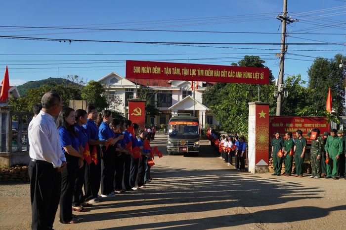 Đoàn xe di chuyển đưa 9 hài cốt liệt sĩ đến Nghĩa trang liệt sĩ Ba Động. Ảnh: UBND XÃ ĐẶNG THÙY TRÂM