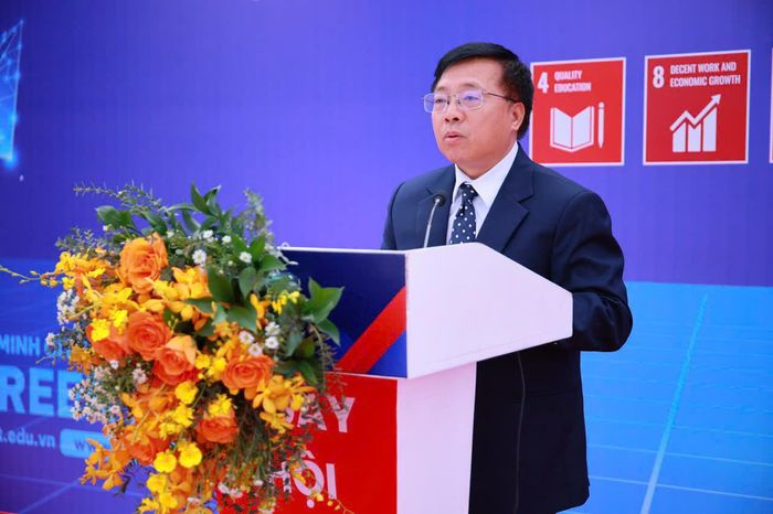 GS-TS Lê Minh Phương, Phó Hiệu trưởng Trường ĐH Bách khoa, phát biểu tại sự kiện.