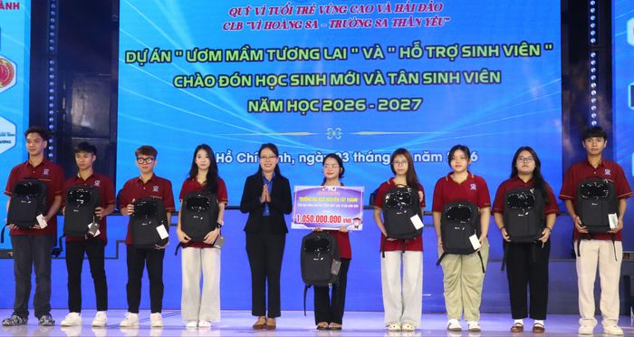  Trao học bổng đến các tân sinh viên thuộc dự án "Hỗ trợ sinh viên". Ảnh: THÁI PHƯƠNG 