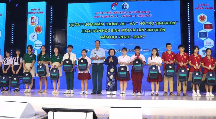  Nguyên Phó Chủ tịch nước Trương Mỹ Hoa trao quà đến học sinh dự án “Ươm mầm tương lai”. Ảnh: THÁI PHƯƠNG 