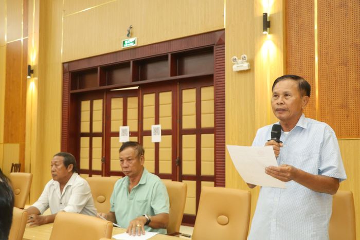 Cử tri Nguyễn Văn Phấn, khu phố 5, phường Vũng Tàu nêu ý kiến tại hội nghị. Ảnh: THÀNH HUY