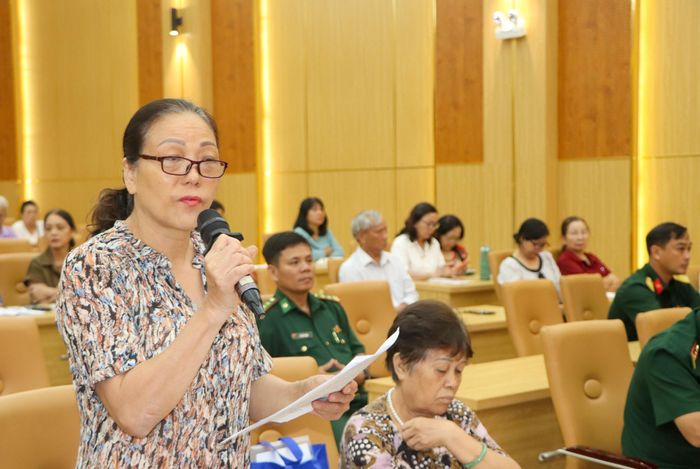 Cử tri Phạm Thị Loan, khu phố 5, phường Vũng Tàu phát biểu kiến nghị. Ảnh: THÀNH HUY