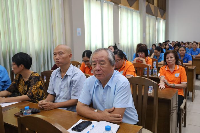  Cử tri kiến nghị tháo gỡ, giải quyết tình trạng thiếu sách giáo khoa, ngập đô thị 