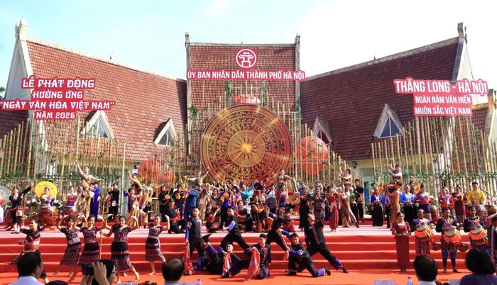 Lễ phát động có nhiều chương trình nghệ thuật. Ảnh: THU TRANG
