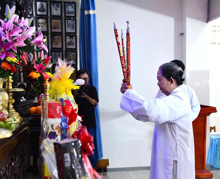  Phó Hội trưởng Nam Thành Thánh thất Hương Lài dâng hương tại bàn thờ Tiền bối Khai đạo 