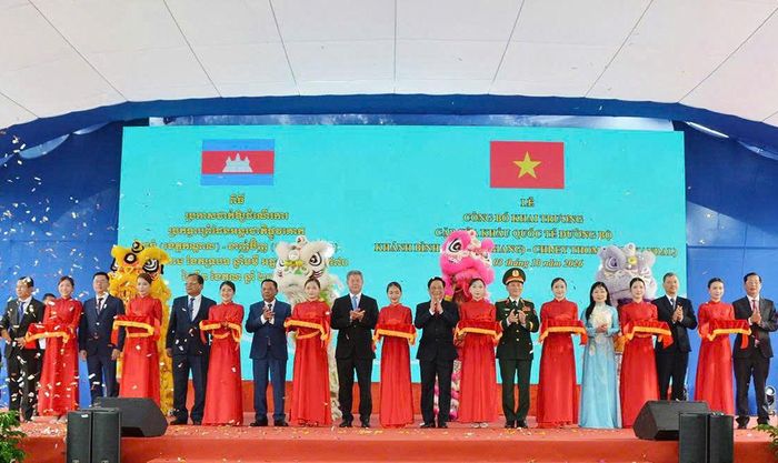 Các đại biểu tại lễ khai trương cặp Cửa khẩu quốc tế đường bộ Khánh Bình – Chrey Thom