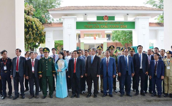 Các đại biểu chứng kiến thông quan phương tiện chở hàng hóa qua cặp Cửa khẩu quốc tế đường bộ Khánh Bình – Chrey Thom