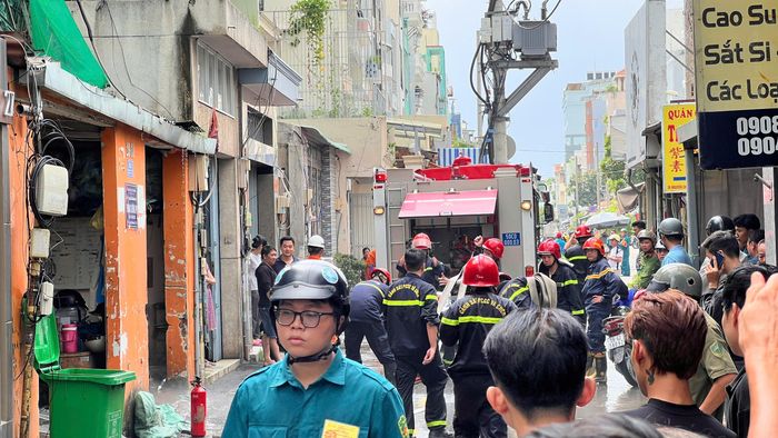  Cảnh sát huy động phương tiện và lực lượng tới hiện trường chữa cháy. Ảnh: KIẾN VĂN 