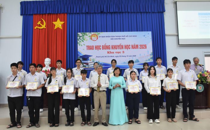  Đại diện Hội Khuyến học TPHCM trao học bổng cho các em học sinh. 