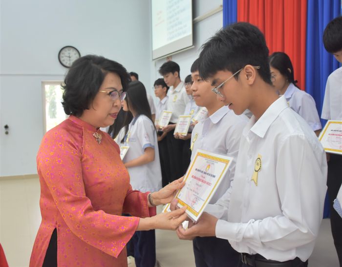 Bà Tô Thị Bích Châu, Chủ tịch Hội Khuyến học TPHCM trao học bổng khuyến học cho các em học sinh vượt khó. 