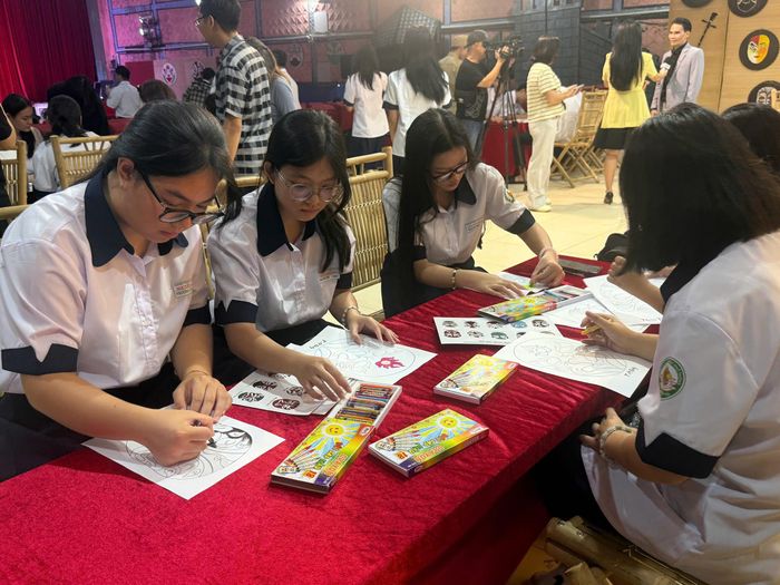  Học sinh Trường THPT Nguyễn Khuyến (phường Hòa Hưng) tìm hiểu về nghệ thuật hát bội 