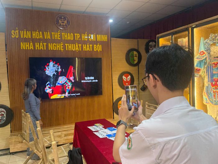  Học sinh Trường THPT Nguyễn Khuyến (phường Hòa Hưng) tìm hiểu về nghệ thuật hát bội 