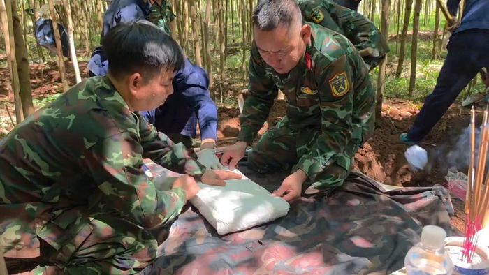  Đội Tìm kiếm, quy tập hài cốt liệt sĩ số 1 phát hiện và cất bốc thêm 2 hài cốt liệt sĩ tại khu vực rừng tràm bản Bãi Dinh 