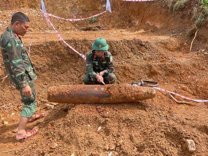  Quả bom được phát hiện tại thôn Thượng Long, xã Đức Thọ. Ảnh: TRỌNG SƠN 