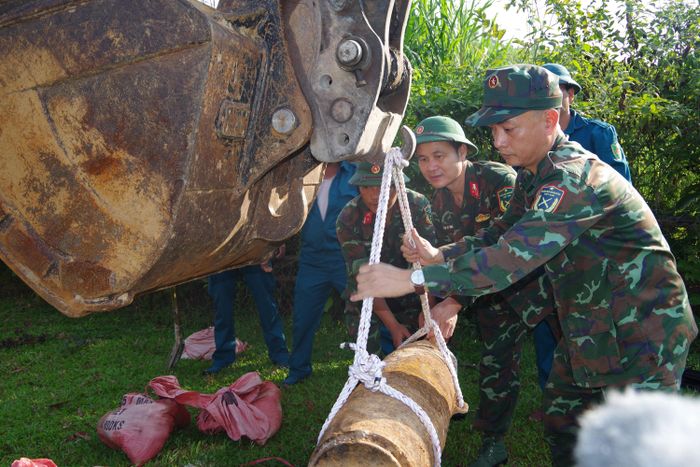 Lực lượng phối hợp di chuyển bom đến khu vực hủy nổ. Ảnh: TRỌNG SƠN 