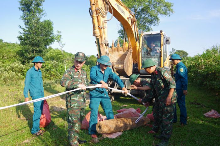  Các lực lượng di chuyển quả bom đến khu vực hủy nổ. Ảnh: TRỌNG SƠN 