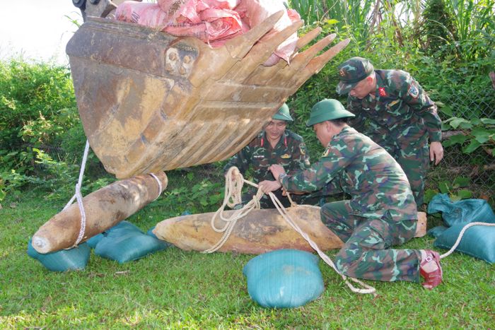  Hai quả bom được di chuyển đến khu vực để hủy nổ. Ảnh: TRỌNG SƠN 