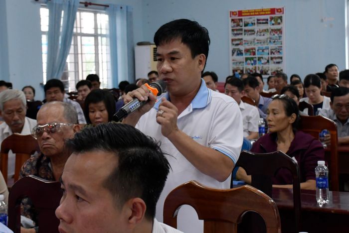  Cử tri Lê Quốc Huy (phường Tân Hải) kiến nghị về đơn giá bồi thường khi giải phóng mặt bằng. Ảnh: TRÚC GIANG 