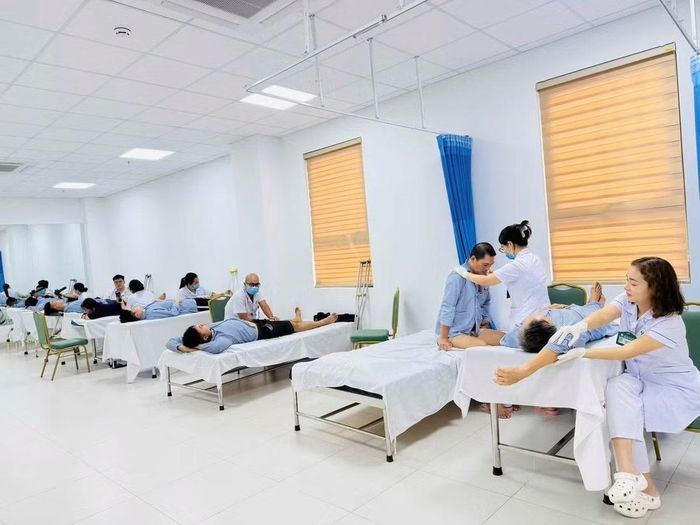 Tập luyện phục hồi chức năng cho bệnh nhân - Ảnh BVCC
