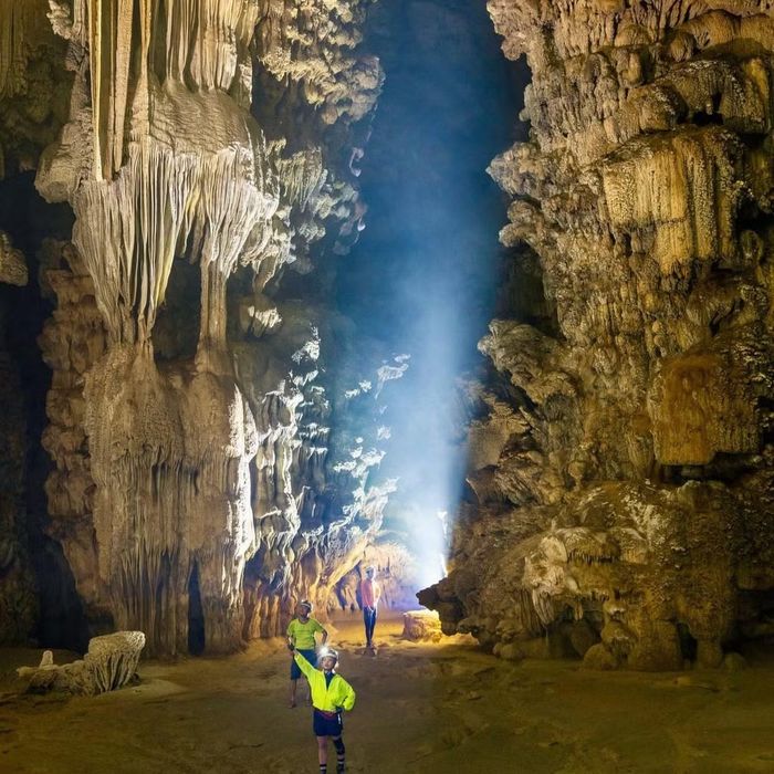 Bên trong hang Thắng còn có hệ thống thạch nhũ với kích thước lớn. Ảnh: junglebosstours.