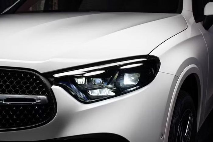 Điểm khác biệt lớn nhất của GLC 350e 4MATIC là hệ thống hybrid plug-in gồm động cơ xăng 4 xi-lanh dung tích 2.0L (dung tích thực 1.999cc) có công suất 204 mã lực và mô-men xoắn 320Nm. Khi kết hợp với mô-tơ điện, tổng công suất hệ thống đạt 313 mã lực (230kW) và mô-men xoắn cực đại 550Nm.
