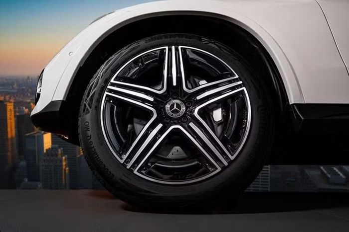 Mercedes-Benz GLC 350e 4MATIC 2026 sở hữu cụm đèn trước sử dụng công nghệ DIGITAL LIGHT tích hợp ULTRA RANGE Highbeam và Adaptive High-beam Assist Plus. Đèn chào mừng chiếu logo thương hiệu cùng thảm đèn họa tiết ngôi sao ba cánh xuất hiện tại hai cửa trước.