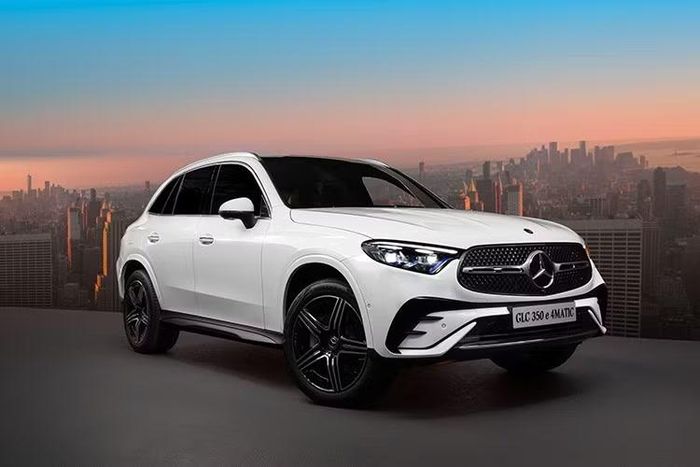 Mercedes-Benz Việt Nam (MBV) vừa chính thức ra mắt mẫu SUV GLC 350e 4MATIC tại thị trường Việt Nam với giá bán lẻ khuyến nghị 2,999 tỷ đồng. Bên cạnh việc ra mắt GLC 350e 4MATIC, Mercedes-Benz Việt Nam cũng điều chỉnh giá các phiên bản GLC 200 4MATIC và GLC 300 4MATIC lần lượt là 1,999 tỷ và 2,499 tỷ đồng.